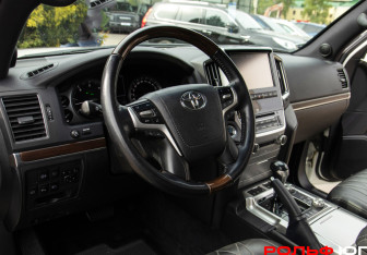Подержанный автомобиль Toyota Land Cruiser Suv 2017 года (21 фото)