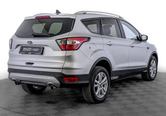 Подержанный автомобиль Ford Kuga 2018 года (5 фото)