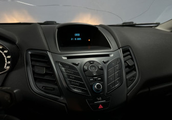 Подержанный автомобиль Ford Fiesta Hatchback 2015 года (12 фото)