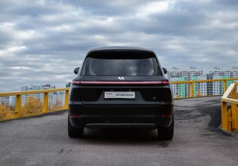 Подержанный автомобиль LiXiang L9 2023 года (23 фото)