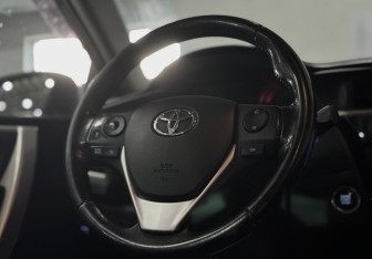 Подержанный автомобиль Toyota Corolla Sedan 2013 года (30 фото)