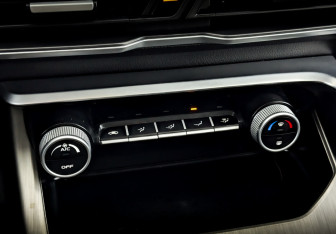 Подержанный автомобиль Geely Coolray 2023 года (25 фото)