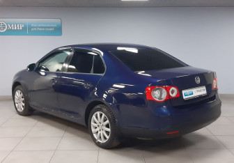 Подержанный автомобиль Volkswagen Jetta Sedan 2008 года (7 фото)