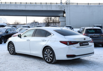 Подержанный автомобиль Lexus ES 2021 года (7 фото)