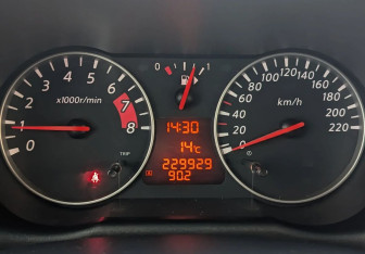 Подержанный автомобиль Nissan Note 2010 года (12 фото)