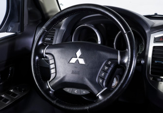 Подержанный автомобиль Mitsubishi Pajero 2015 года (13 фото)