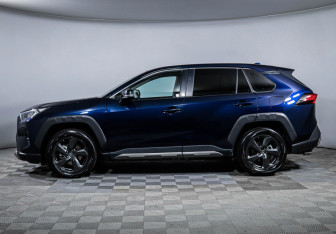 Подержанный автомобиль Toyota RAV4 2022 года (8 фото)