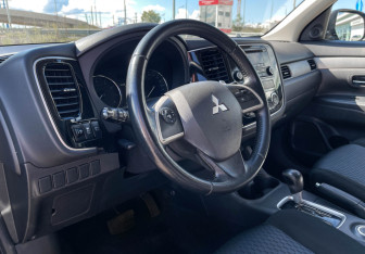 Подержанный автомобиль Mitsubishi Outlander 2013 года (13 фото)