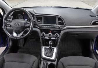 Подержанный автомобиль Hyundai Elantra Sedan 2019 года (14 фото)