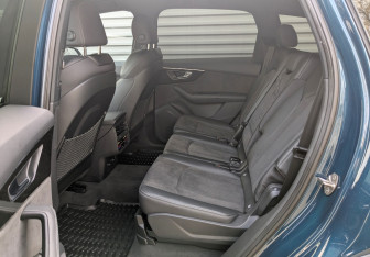 Подержанный автомобиль Audi Q7 2022 года (12 фото)