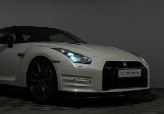 Подержанный автомобиль Nissan GT-R 2011 года (35 фото)
