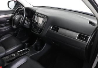 Подержанный автомобиль Mitsubishi Outlander 2012 года (10 фото)