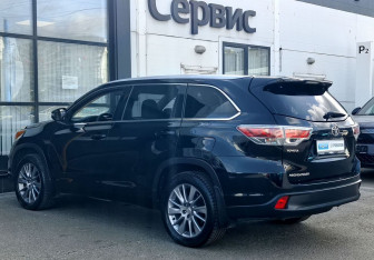 Подержанный автомобиль Toyota Highlander 2014 года (7 фото)