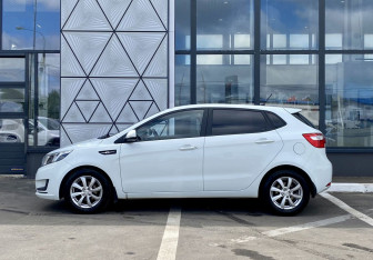 Подержанный автомобиль Kia Rio Hatchback 2015 года (8 фото)