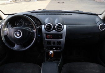 Подержанный автомобиль Renault Sandero 2012 года (9 фото)