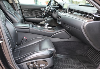 Подержанный автомобиль Kia K900 2019 года (11 фото)