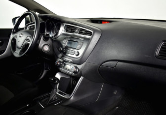 Подержанный автомобиль Kia Ceed Hatchback 2017 года (32 фото)