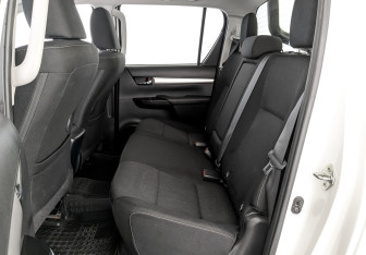 Подержанный автомобиль Toyota Hilux 2020 года (12 фото)