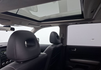 Подержанный автомобиль Nissan X-Trail 2010 года (14 фото)