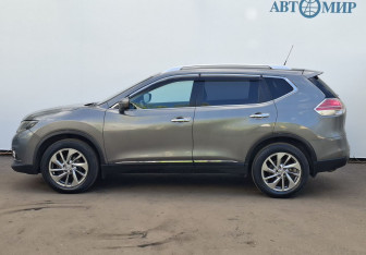 Подержанный автомобиль Nissan X-Trail 2015 года (8 фото)