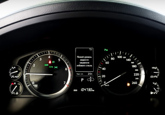 Подержанный автомобиль Lexus LX 2016 года (13 фото)