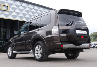 Подержанный автомобиль Mitsubishi Pajero 2017 года (7 фото)