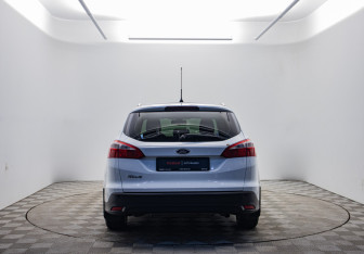 Подержанный автомобиль Ford Focus Wagon 2013 года (6 фото)
