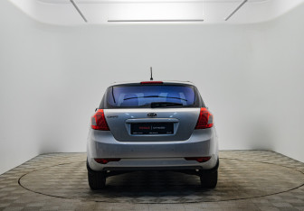 Подержанный автомобиль Kia Ceed Hatchback 2010 года (6 фото)