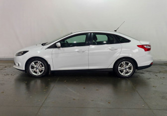 Подержанный автомобиль Ford Focus Sedan 2013 года (7 фото)
