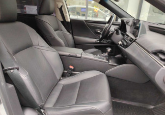 Подержанный автомобиль Lexus ES 2021 года (10 фото)