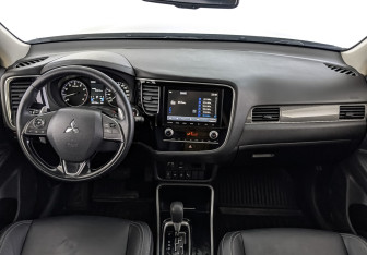 Подержанный автомобиль Mitsubishi Outlander 2021 года (14 фото)