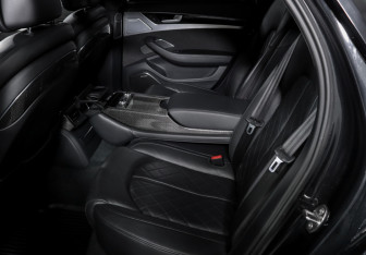 Подержанный автомобиль Audi S8 2013 года (10 фото)