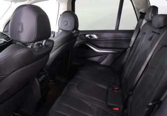 Подержанный автомобиль BMW X5 2019 года (13 фото)