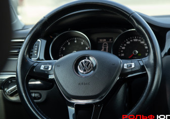 Подержанный автомобиль Volkswagen Jetta Sedan 2018 года (12 фото)