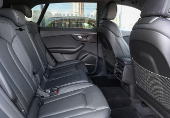 Подержанный автомобиль Audi Q8 2022 года (13 фото)