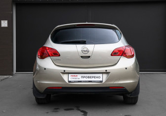 Подержанный автомобиль Opel Astra Hatchback 2011 года (6 фото)