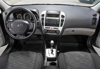Подержанный автомобиль Kia Ceed Hatchback 2009 года (14 фото)
