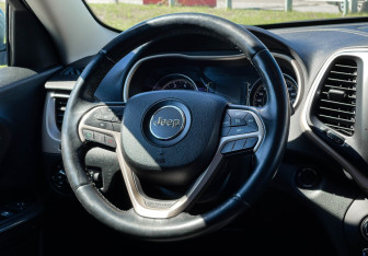 Подержанный автомобиль Jeep Cherokee 2014 года (14 фото)