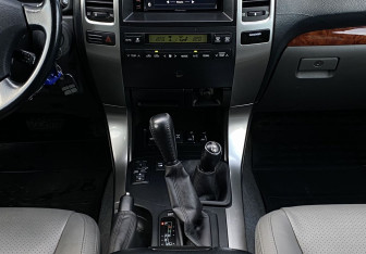Подержанный автомобиль Toyota Land Cruiser Prado 2004 года (14 фото)