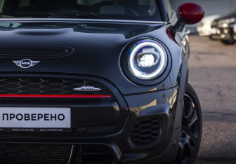 Подержанный автомобиль MINI Hatch 2018 года (2 фото)