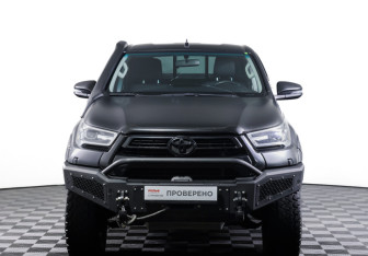 Подержанный автомобиль Toyota Hilux 2022 года (2 фото)