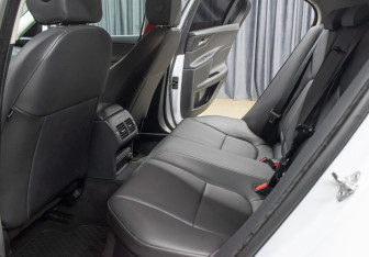 Подержанный автомобиль Jaguar XE 2016 года (11 фото)