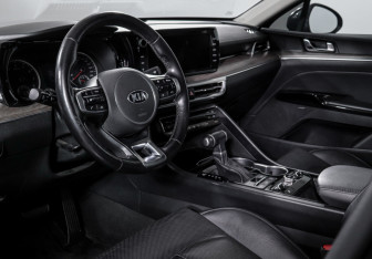 Подержанный автомобиль Kia K5 2020 года (14 фото)