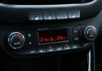 Подержанный автомобиль Kia Ceed Hatchback 2013 года (14 фото)