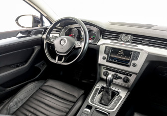 Подержанный автомобиль Volkswagen Passat Wagon 2016 года (30 фото)