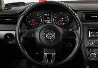Подержанный автомобиль Volkswagen Jetta Sedan 2012 года (10 фото)