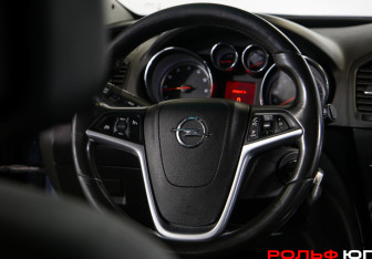 Подержанный автомобиль Opel Insignia Liftback 2010 года (11 фото)