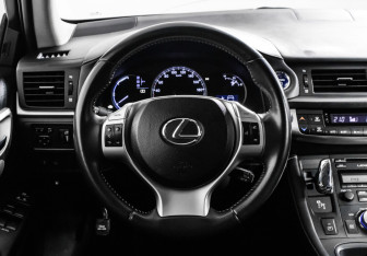 Подержанный автомобиль Lexus CT 2013 года (20 фото)
