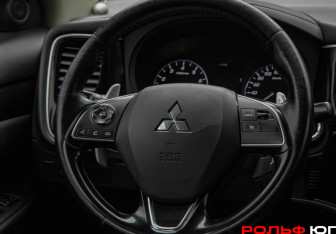 Подержанный автомобиль Mitsubishi Outlander 2015 года (11 фото)