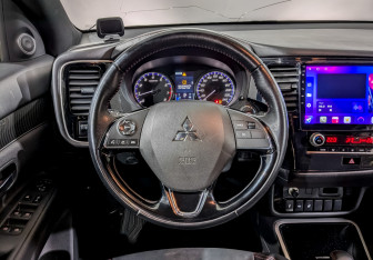 Подержанный автомобиль Mitsubishi Outlander 2021 года (21 фото)